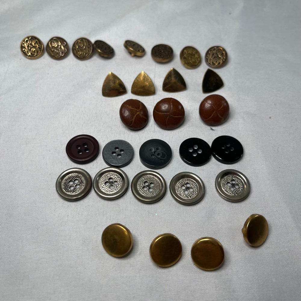 Mixed Lot Vintage Sewing Buttons Gold Tone Silver Leather Look Crafting